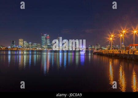 Toits de Perth City at night, à l'ouest de l'Australie. Banque D'Images