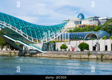 Pont de la paix sur la rivière Mtkvari, conçu par l'architecte italien Michele de Lucci, Tbilissi, Géorgie, Caucase, Asie Banque D'Images
