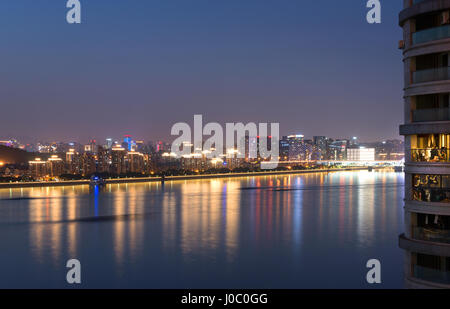 Magnifiquement illuminés des tours sur la rivière Qiantang à Hangzhou, Zhejiang Province, China, Asia Banque D'Images