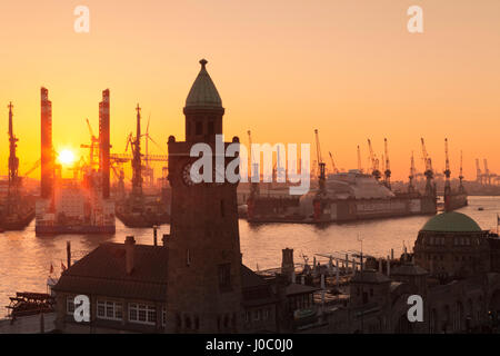 St Pauli Landungsbruecken pier contre Harbour au coucher du soleil, Hambourg, Hambourg, Allemagne Banque D'Images