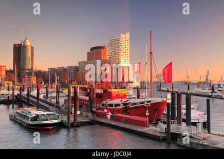 Au coucher du soleil, Elbufer Elbphilharmonie, HafenCity, Hambourg, Hambourg, Allemagne Banque D'Images