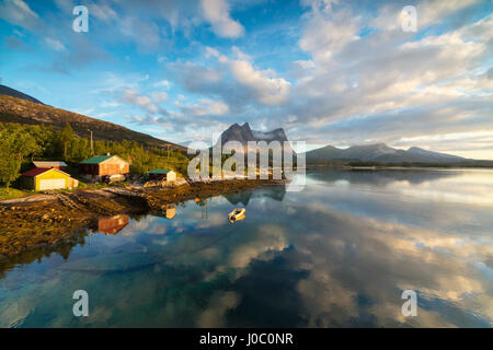 Nuages rose de minuit soleil reflétée dans l'eau claire de la mer bleue, Anepollen Fjord, Nordland, Norvège, Scandinavie Banque D'Images