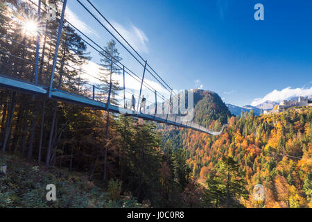 Les touristes sur le pont suspendu appelé Highline 179 encadré de bois colorés à l'automne, Château d'Ehrenberg, Reutte, Autriche Banque D'Images