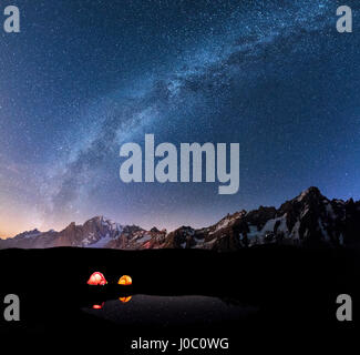 Panorama du Mont Blanc, du Mont de la Saxe et Grand Jorasses, sous le ciel étoilé, Graian Alps, Courmayeur, vallée d'aoste, Italie Banque D'Images