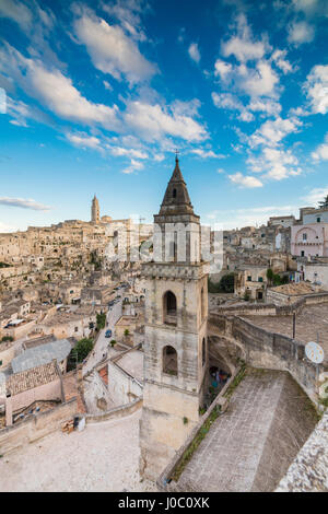 Vue sur la vieille ville et le centre historique appelé Sassi, perché sur des rochers au-dessus de la colline, Matera, Basilicate, Italie Banque D'Images