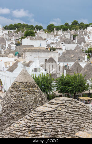 Vue sur le Trulli typiques construites avec des galets, avec un toit conique, Alberobello, l'UNESCO, Province de Bari, Pouilles, Italie Banque D'Images