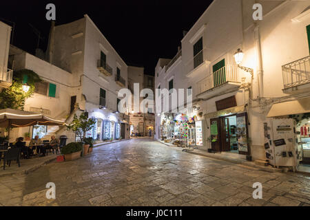 Vue nocturne de la ruelles typiques de la vieille ville médiévale, Ostuni, province de Brindisi, Pouilles, Italie Banque D'Images