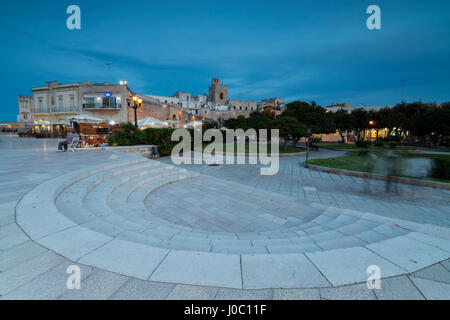 Crépuscule sur la forteresse médiévale et les places de la vieille ville, Otranto, province de Lecce, Pouilles, Italie Banque D'Images