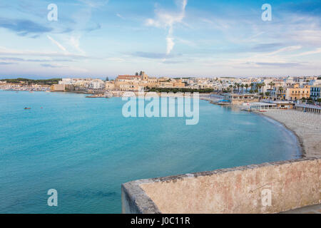 Les cadres de la mer turquoise de la plage et de la vieille ville médiévale de Otranto, province de Lecce, Pouilles, Italie Banque D'Images