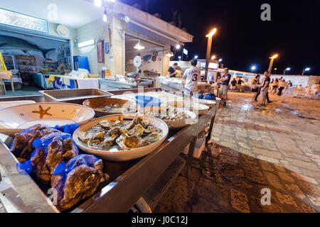 Marché du poisson au port de Gallipoli, province de Lecce, Pouilles, Italie Banque D'Images