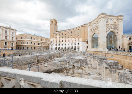 Ruines romaines et les bâtiments historiques de la vieille ville, Lecce, Pouilles, Italie Banque D'Images