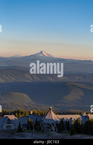 Le Timberline Lodge Hotel et Le Mont Jefferson, une partie de la chaîne des Cascades, dans la région du Nord-Ouest du Pacifique, de l'Oregon, USA Banque D'Images