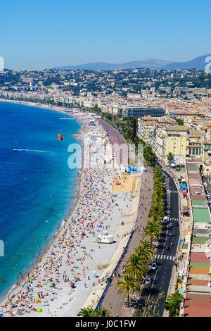 Sur la Promenade des Anglais et de la plage, Nice, Alpes Maritimes, Côte d'Azur, Provence, France, Méditerranée Banque D'Images