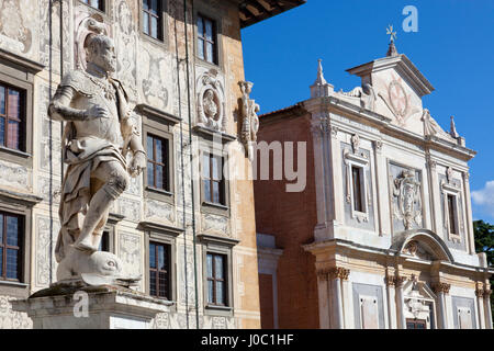 Statue de Cosme Ier, le Knight's Palace, et l'église de Saint Stephen des Chevaliers, Piazza dei Cavalieri, Pise, Italie Banque D'Images