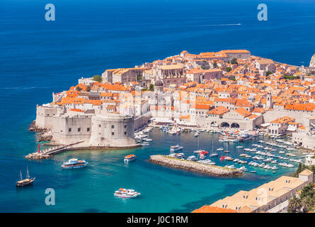 Vue aérienne du Vieux Port et de la vieille ville de Dubrovnik, site classé au Patrimoine Mondial de l'UNESCO, Dubrovnik, Croatie, la côte dalmate Banque D'Images