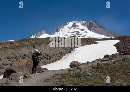 Randonneur dame près d'un glacier du Mont Hood, une partie de la chaîne des Cascades, dans la région du Nord-Ouest du Pacifique, de l'Oregon, USA Banque D'Images