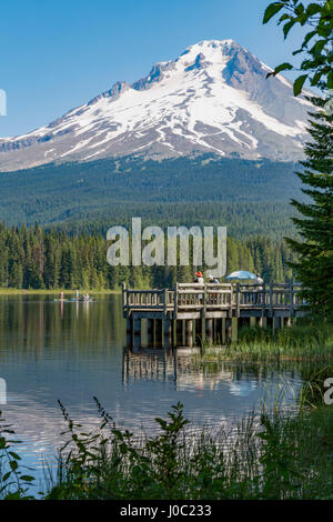 La pêche sur le lac Trillium avec Mount Hood, une partie de la chaîne des Cascades, qui se reflète dans les eaux calmes, Oregon, USA Banque D'Images