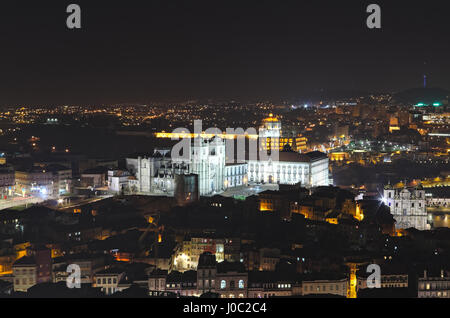 Paysage de nuit de la ville de Porto à partir de la tour des clercs de Porto, Portugal. Banque D'Images