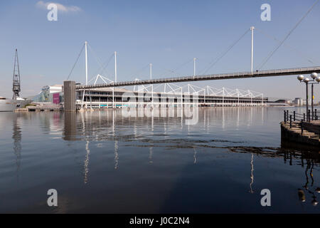 Vue sur le Royal Victoria Dock, pont traversant le Royal Victoria Dock, Docklands, Londres, Angleterre Banque D'Images