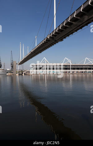 Vue sur le Royal Victoria Dock, pont traversant le Royal Victoria Dock, Docklands, Londres, Angleterre Banque D'Images