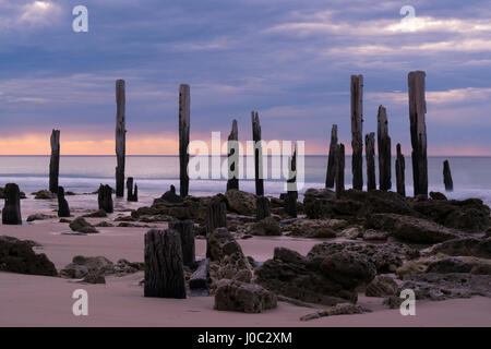Ruines de la jetée du Port à Alan Jaume & Fils, l'Australie du Sud au coucher du soleil. Vitesse d'obturation lente à condition que bon look tranquille à la mer. Banque D'Images