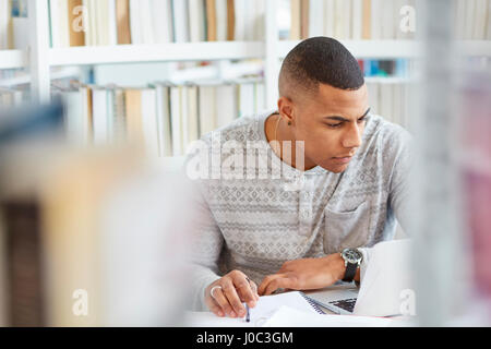 University Student working in library Banque D'Images