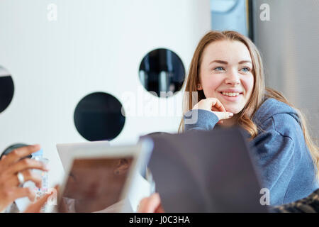 Les étudiants de l'université à l'aide d'ordinateurs portables et tablettes numériques, travailler ensemble Banque D'Images