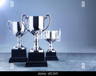 La vie encore de trois trophées en attendant la présentation des gagnants Banque D'Images