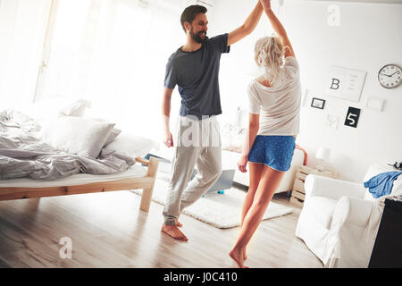 Couple in bedroom, wearing pajamas, danse Banque D'Images