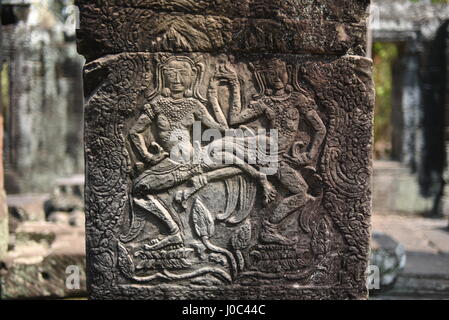 Sculptures de danseuses apsara sur temple, Angkor Wat au Cambodge. Banque D'Images