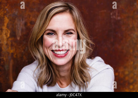 Portrait of mid adult woman, smiling Banque D'Images