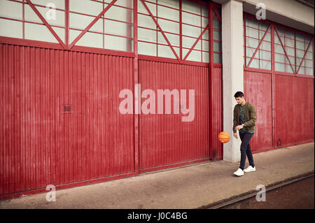 Jeune homme en zone urbaine, bouncing Ball, Bristol, UK Banque D'Images
