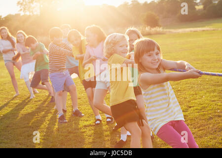 Équipe de filles et garçons tirant pour tug o'war sur jeu Banque D'Images
