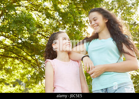 Grande soeur et fille se regardant dans park Banque D'Images