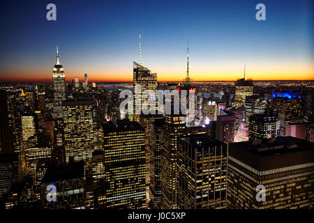 Portrait de skyline at night avec l'Empire State Building, New York City, USA Banque D'Images