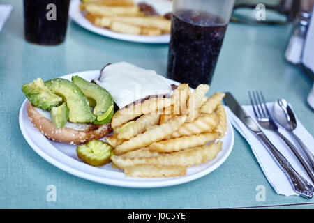 Burger et des frites avec cola sur cafe table, New York City, USA Banque D'Images