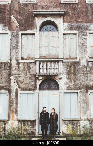 Portrait of couple debout à la porte de l'ancienne maison Banque D'Images