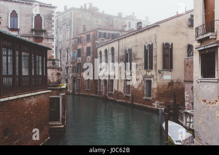 Avis de Misty et de vieux bâtiments du canal, Venise, Italie Banque D'Images