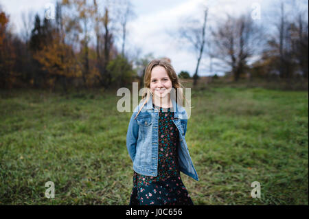 Young Girl smiling in champ dans Viper, Lakefield, Ontario, Canada Banque D'Images