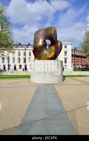 Londres, Angleterre, Royaume-Uni. Pièce de fermeture (1963-1964) par Henry Moore, près de Millbank sur la Tate Gallery. Présenté par l'artiste de la ville de Westminster, 197 Banque D'Images