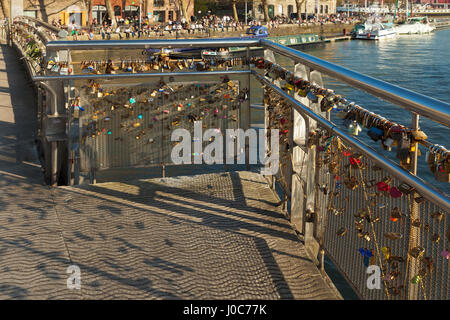 Pero's Bridge couverte en amour cadenas. St Augustine's Reach, le port de Bristol, Bristol. Banque D'Images