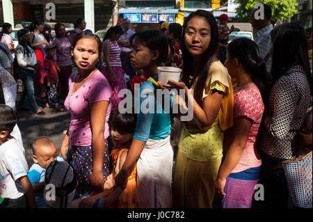 28.01.2017, Yangon, République de l'Union du Myanmar, en Asie - les gens en file d'attente pour un repas gratuit lors des célébrations du Nouvel An chinois à Yangon Banque D'Images