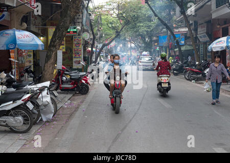 Motocyclistes sur la rue vietnamienne, Hanoi Banque D'Images