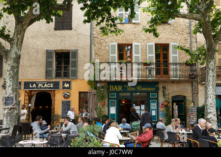 Place centrale dans Tourtour, Tourtour, Var, Provence-Alpes-Côte d'Azur, France,Europe Banque D'Images