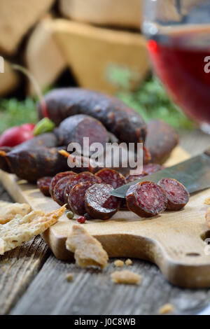 Collation tyrolienne typique du sud avec saucisses ('Kaminwurzen') et le pain plat croustillant (soi-disant) Schuettelbrot, souvent servi avec du vin de la région Banque D'Images