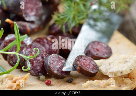 Collation tyrolienne typique du sud avec saucisses ('Kaminwurzen') et le pain plat croustillant (soi-disant) Schuettelbrot, souvent servi avec du vin de la région Banque D'Images