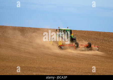 Stonehaven, Aberdeenshire, UK. Tracteur John Deere, le tracteur, le sol, l'agriculture, domaine, ferme, de la terre, de l'agriculture, de l'équipement, charrue, de machines agricoles, la culture, les régions rurales, l'industrie, la machine, les terres agricoles, le labourage, agriculteur, véhicule, la récolte, le labourage, la saleté, de cultiver, de la saison, de l'industrie, de la culture, le travail du sol, de la terre, le pays, till, charrue, travail, travail, labouré, naturelles, culture, paysage, printemps, campagne, conduite, en croissance. Avant d'ensemencer un champ, le sol doit être labouré ou hersée à recevoir la semence qui est le mieux fait dans les conditions météorologiques. Banque D'Images