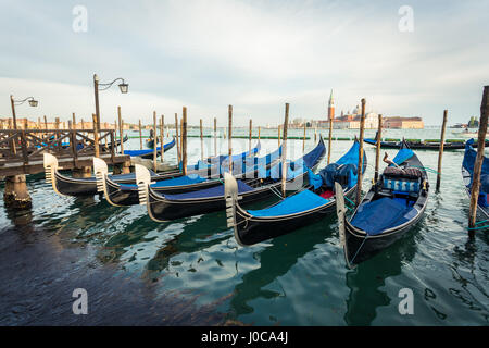 Rangée de gondoles à côté de la place San Marco avec Chiesa di San Giorgio Maggiore en arrière-plan à Venise, Italie Banque D'Images