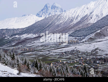 Villages tour dans Upper Svaneti région du nord de la Géorgie avec le Mont Ushba Twin Peaks de montagnes du Caucase. Banque D'Images