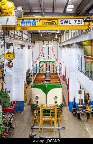 Tramway montrant l'atelier de restauration au National Museum, Crich Tramway Tramway Village, nr Matlock, Derbyshire, Angleterre, RU Banque D'Images